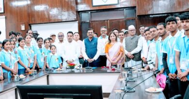 देवप्रयाग विधानसभा क्षेत्र के टॉपर विद्यार्थियों ने मुख्य सचिव से की मुलाकात देवप्रयाग विधानसभा क्षेत्र के टॉपर विद्यार्थियों ने मुख्य सचिव से की मुलाकात