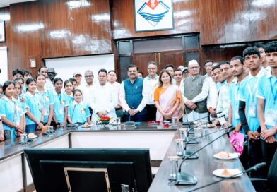 देवप्रयाग विधानसभा क्षेत्र के टॉपर विद्यार्थियों ने मुख्य सचिव से की मुलाकात देवप्रयाग विधानसभा क्षेत्र के टॉपर विद्यार्थियों ने मुख्य सचिव से की मुलाकात