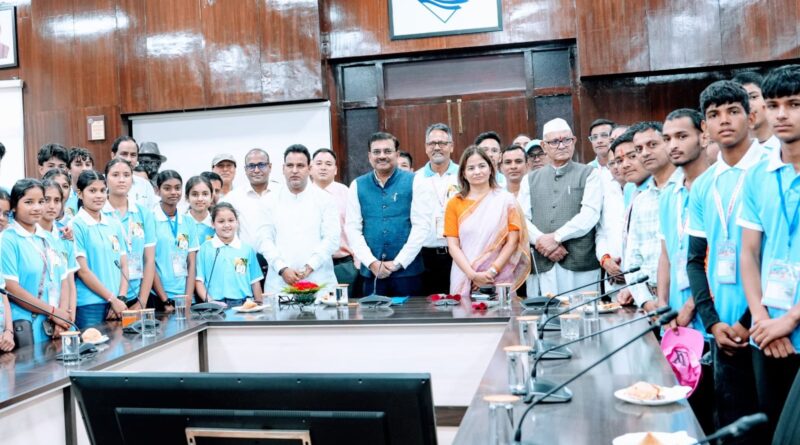 देवप्रयाग विधानसभा क्षेत्र के टॉपर विद्यार्थियों ने मुख्य सचिव से की मुलाकात देवप्रयाग विधानसभा क्षेत्र के टॉपर विद्यार्थियों ने मुख्य सचिव से की मुलाकात