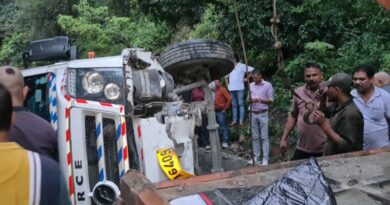 मसूरी-देहरादून मार्ग पर पलटी बस: 2 घंटे ठप रहा यातायात, आपदा प्रबंधन के दावों की खुली पोल