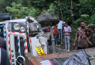 मसूरी-देहरादून मार्ग पर पलटी बस: 2 घंटे ठप रहा यातायात, आपदा प्रबंधन के दावों की खुली पोल