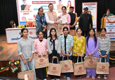 अंतरराष्ट्रीय  बालिका दिवस पर 149 मेधावी बेटियों को CM धामी ने दिए स्मार्टफोन