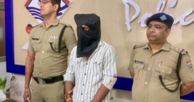 विष्णुलोक कॉलोनी में बुजुर्ग दंपत्ति और नौकरानी की हत्या, प्लंबर गिरफ्तार विष्णुलोक कॉलोनी में बुजुर्ग दंपत्ति और नौकरानी की हत्या, प्लंबर गिरफ्तार