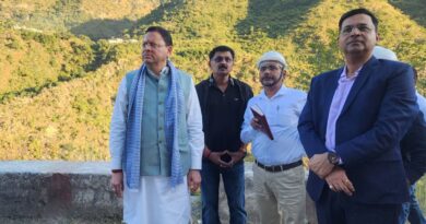 श्रीनगर से सड़क मार्ग से देहरादून लौटते हुए मुख्यमंत्री धामी ने किया राष्ट्रीय राजमार्ग का स्थलीय निरीक्षण